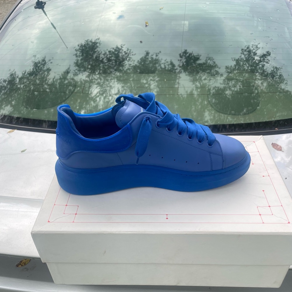 Am selling mcqueens  that have the original box and receipt